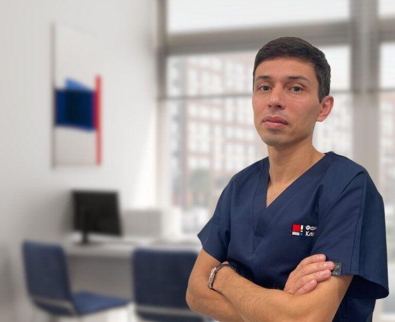 лікар-ендоскопіст Джоракулиєв Біслан Батирович у кабінеті Файної Клініки