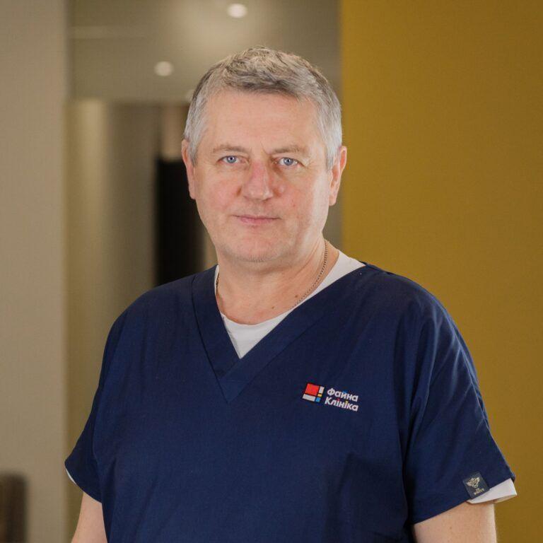 Ларкевич Геннадій Григорович у холі Файної Клініки