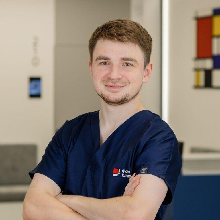 Уролог, лікар УЗД Андрієць Микола Миколайович у холі Файної Клініки