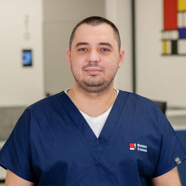 Проктолог, хірург Чумаченко Адріан Сергійович у холі Файної Клініки