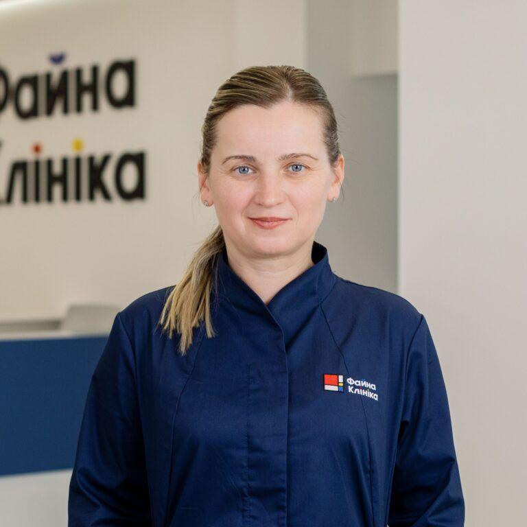 Педіатр, дитячий гастроентеролог Качалуба Інна Василівна у холі Файної Клініки