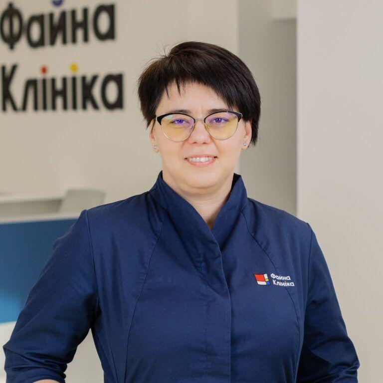 Гастроентеролог, сімейний лікар Сидорець Наталія Юріївна у холі Файної Клініки