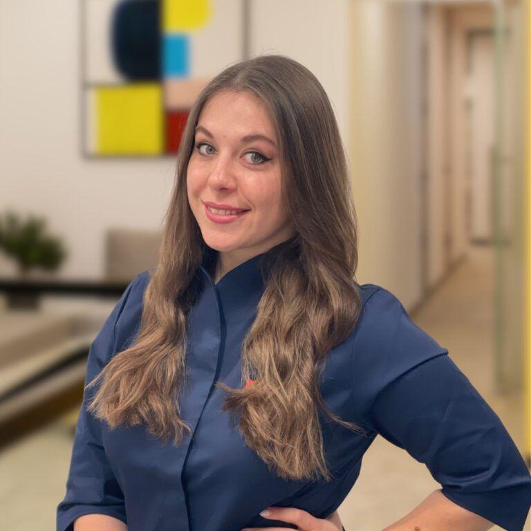 Масажист з медичною освітою Гуменник Оксана Олександрівна у холі Файної Клініки