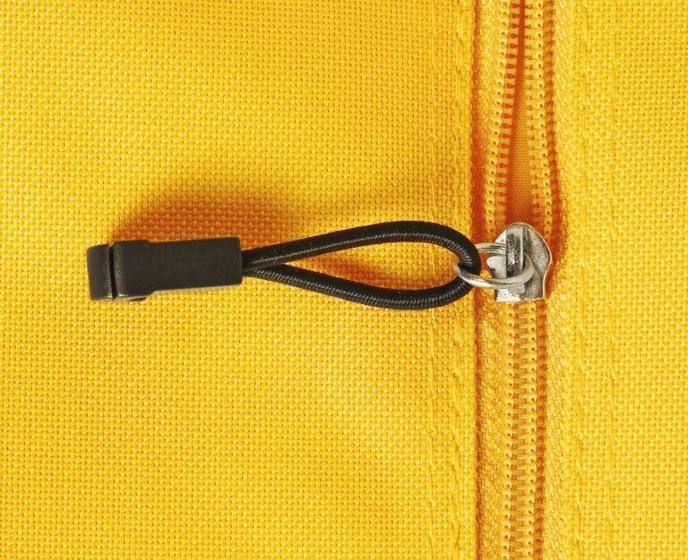 Банер для блогу до статті про діастаз: на жовтій тканині розходиться жовта блискавка з чорною ручкою