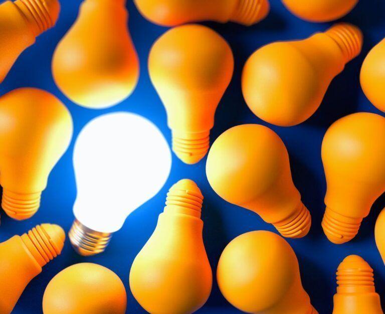 Банер для блогу до статті про холецистит: багато жовтих ламп на синьому фоні і одна з них світиться