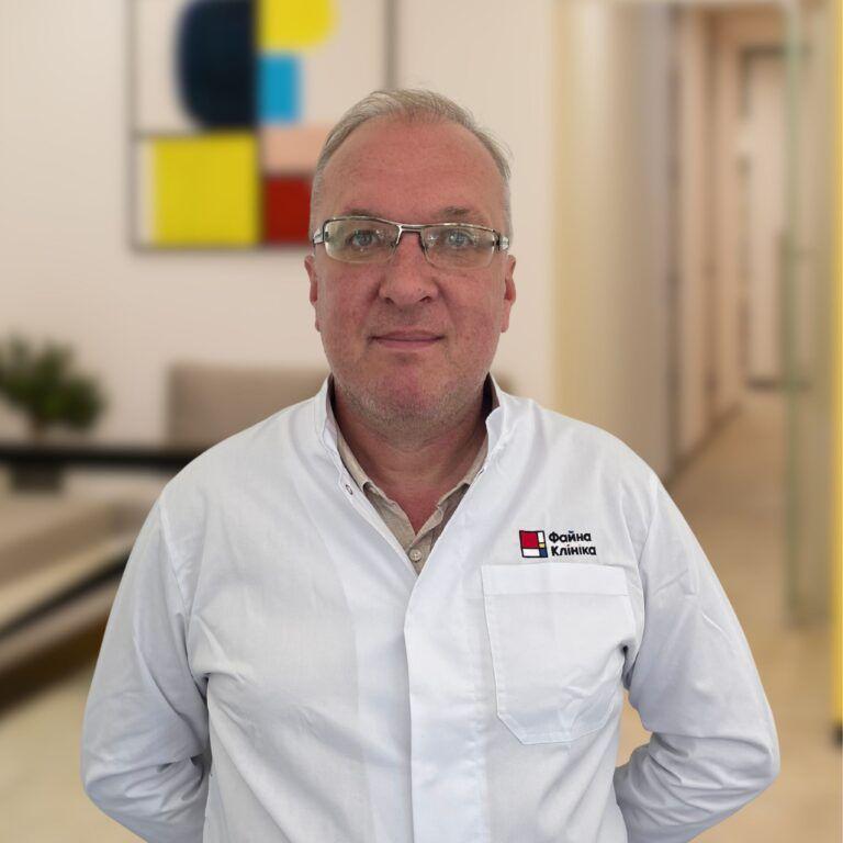 Дитячий невролог Поздняков Олег Вадимович у холі Файної Клініки