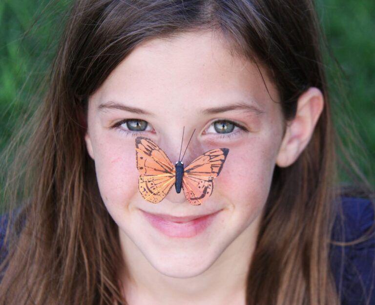 Банер для блогу до статті про гайморит: у дівчинки на носі сидить оранжевий метелик