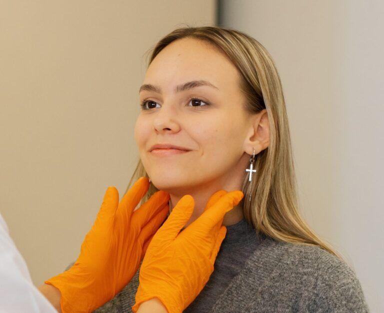 Банер до блогу для статті про тонзиліт: лікар ЛОР оглядає горло пацієнтки у кабінеті Файної Клініки