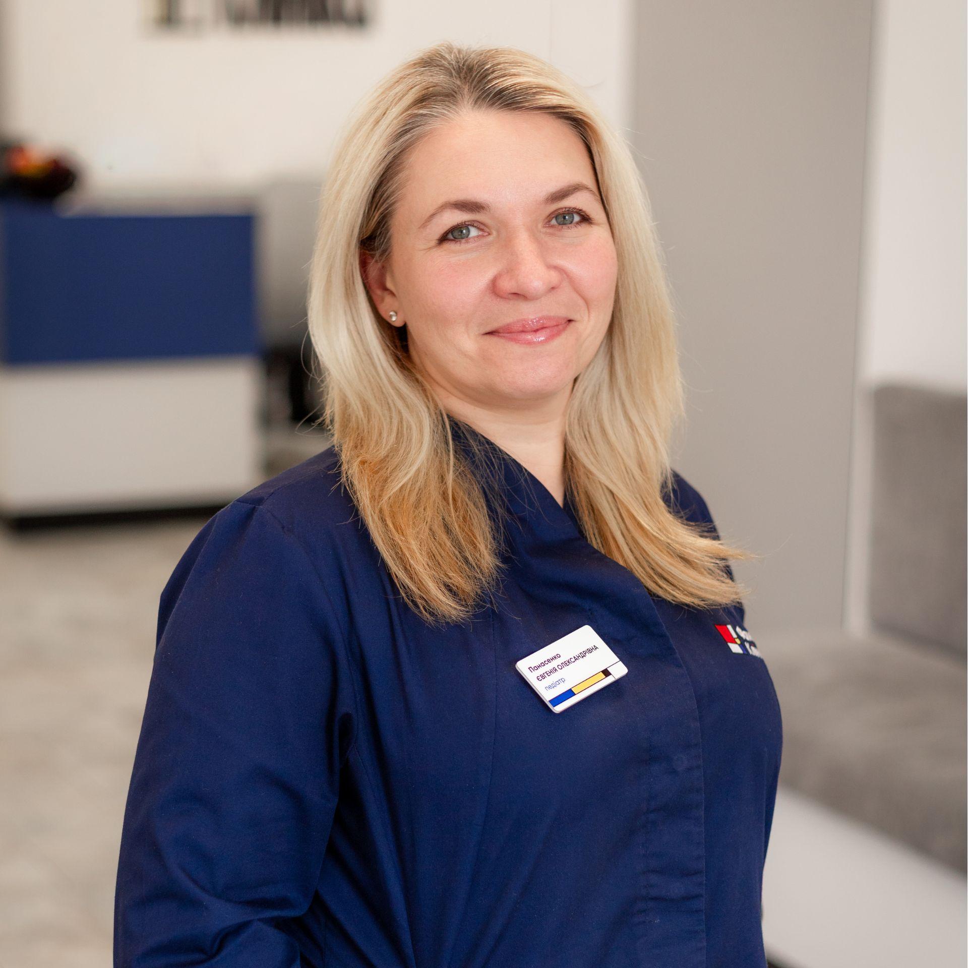 педіатр Панасенко Євгенія Олександрівна у холі Файної Клініки