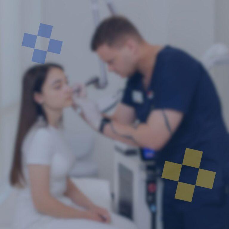 Огляд пацієнтки дерматологом перед видаленням папілом у Файній Клініці