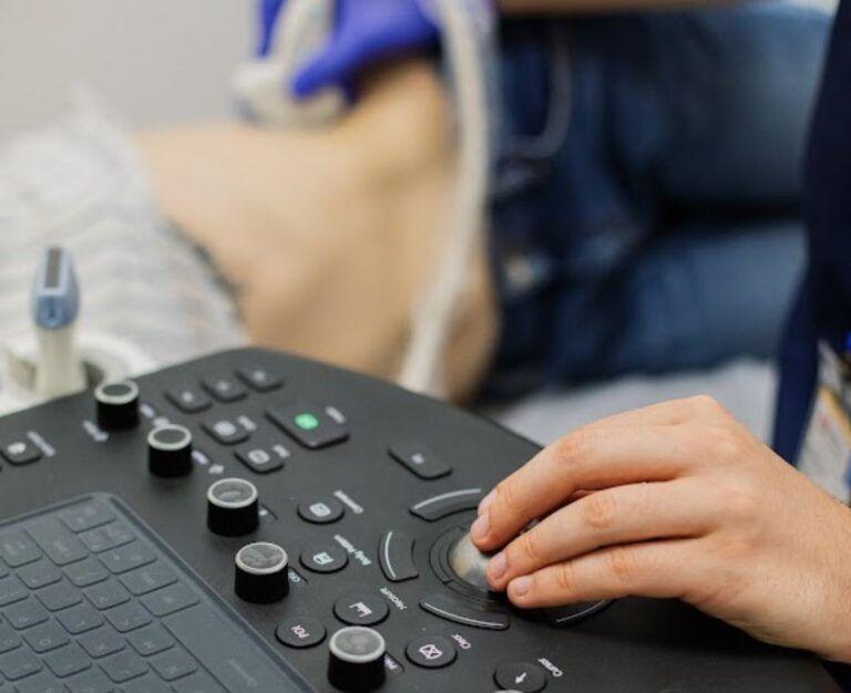 Банер до статті про підготовку до УЗД жовчного міхура з жовчогінним сніданком - Лікар УЗД проводить обстеження пацієнта в кабінеті Файної Клініки