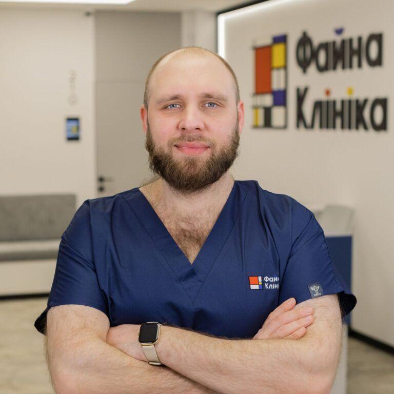 Хірург Малишев Олександр Олександрович у холі Файної Клініки