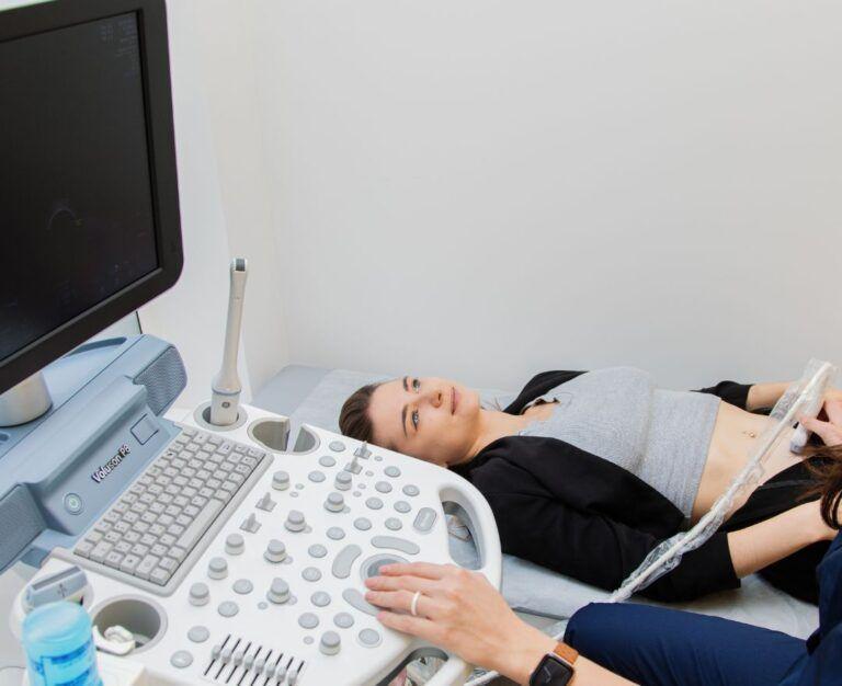 Банер до підготовки до Комплексного жіночого чекапу: лікар УЗД проводить огляд пацієнтки у кабінеті Файної Клініки