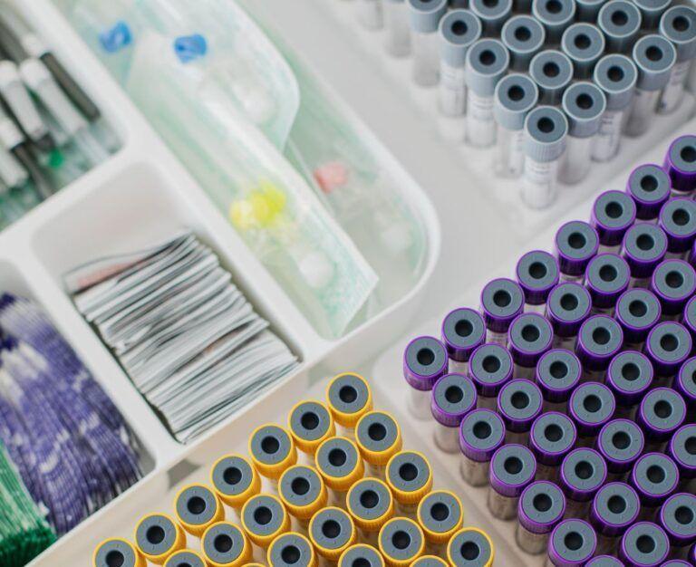 Банер до блогу Контроль вітамінів та мікроелементів - зображення пробірок і інструментів маніпуляційного кабінету Файної Клініки