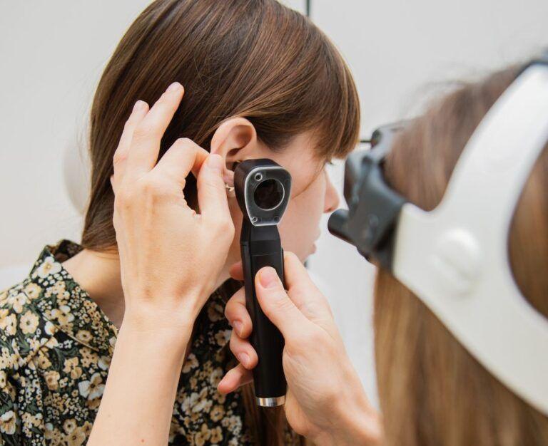 Банер для блогу до статті про отит: отоларинголог Пилипенко Ірини проводить огляд вуха пацієнтки на кріслі у кабінеті Файної Клініки